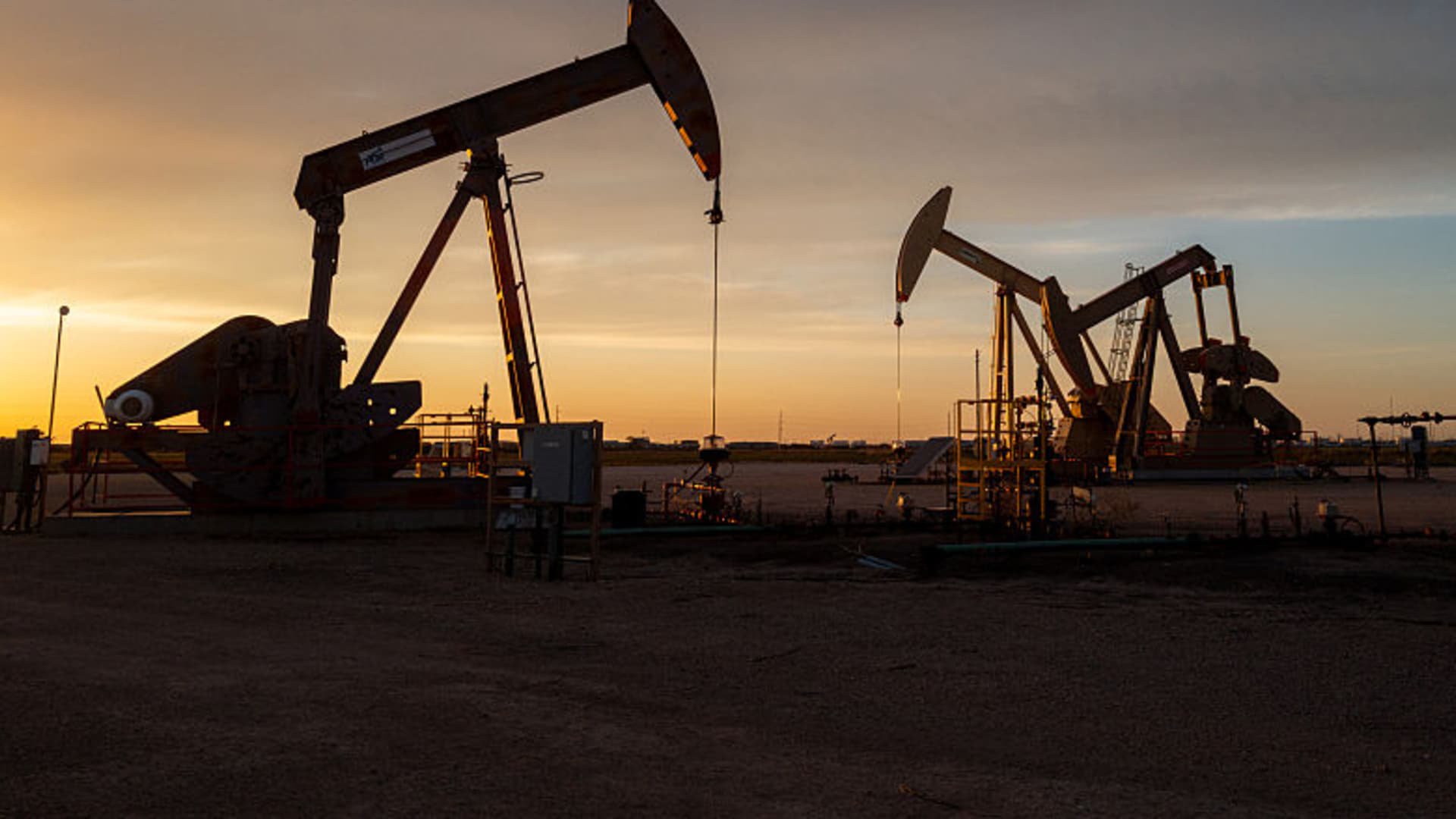 Oil eases as markets assess potential waiver on Russian energy, Middle East supply risks