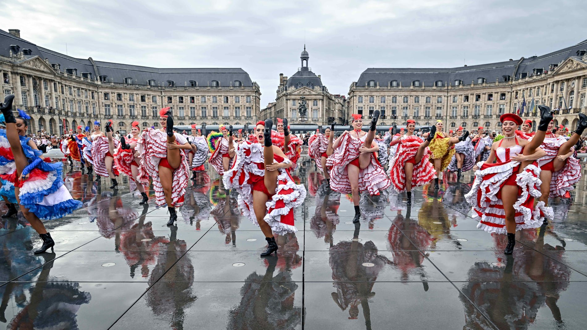 Cancan record attempt and angry Gen Z: photos of the day – Thursday