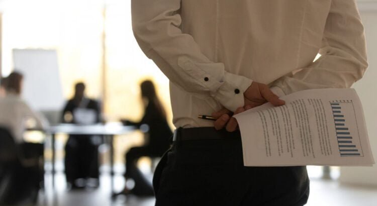 Vous marchez souvent les mains derrière le dos ? Selon des psychologues, ce geste pourrait en dire plus que vous ne le pensez