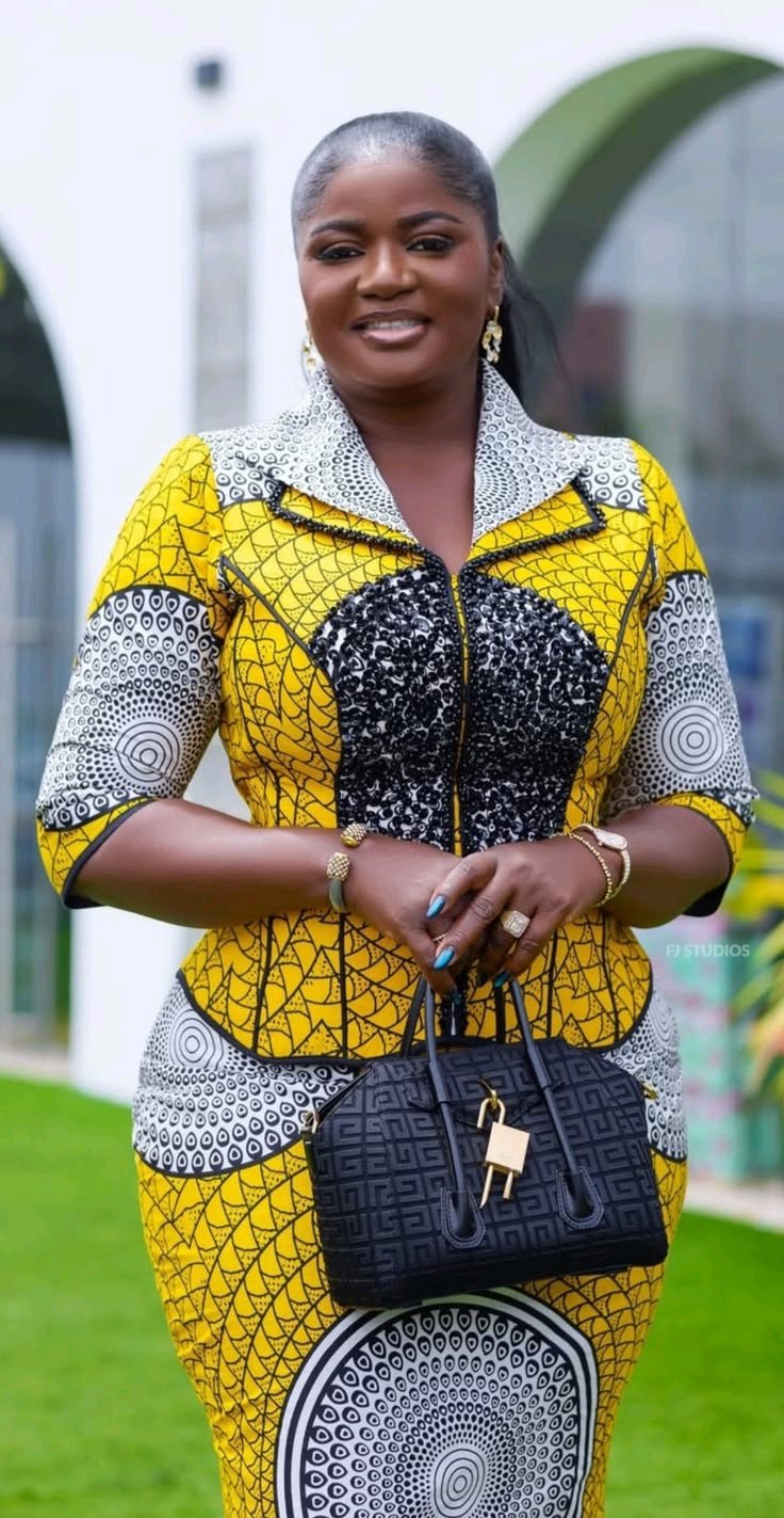 How to Dress Elegantly as a Mature Woman When Attending Any Occasion