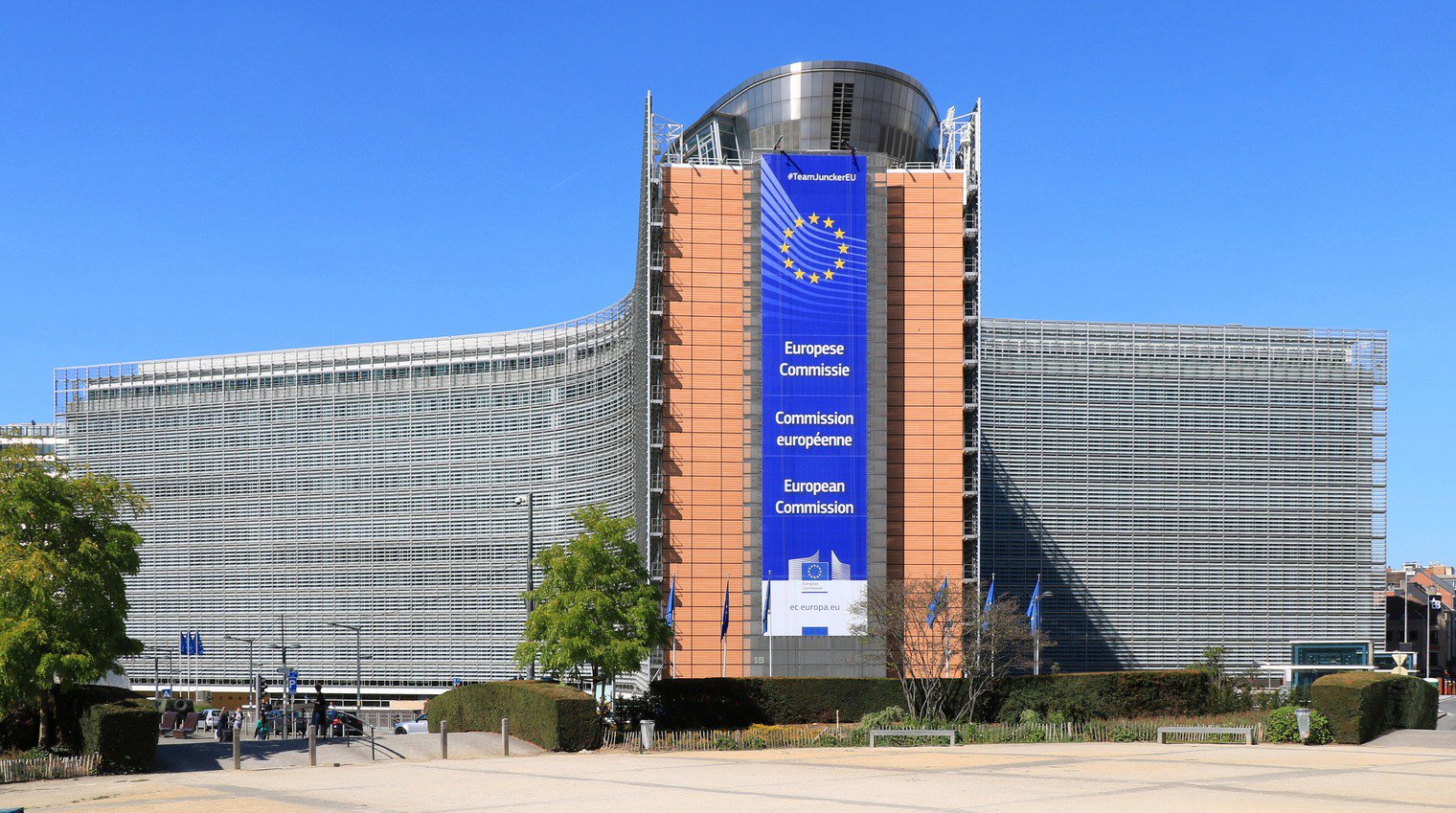 Pakistan urges wider legal migration routes in talks with EU commissioner