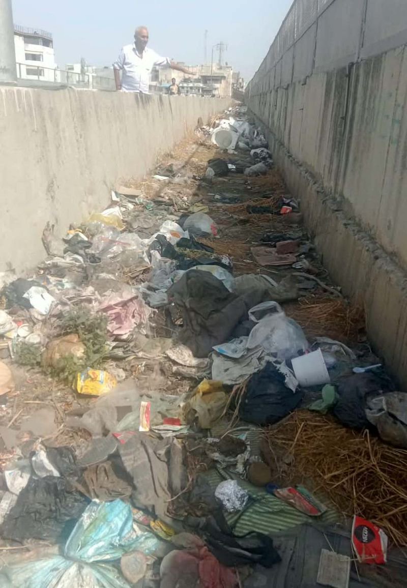 Garbage continues to plague Lakkar Bridge footpath in Ludhiana
