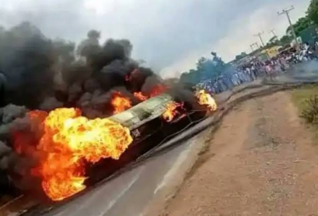 BREAKING NEWS: Kenyans Risk Their Lives by Siphoning Fuel From an Overturned Tanker After Accident