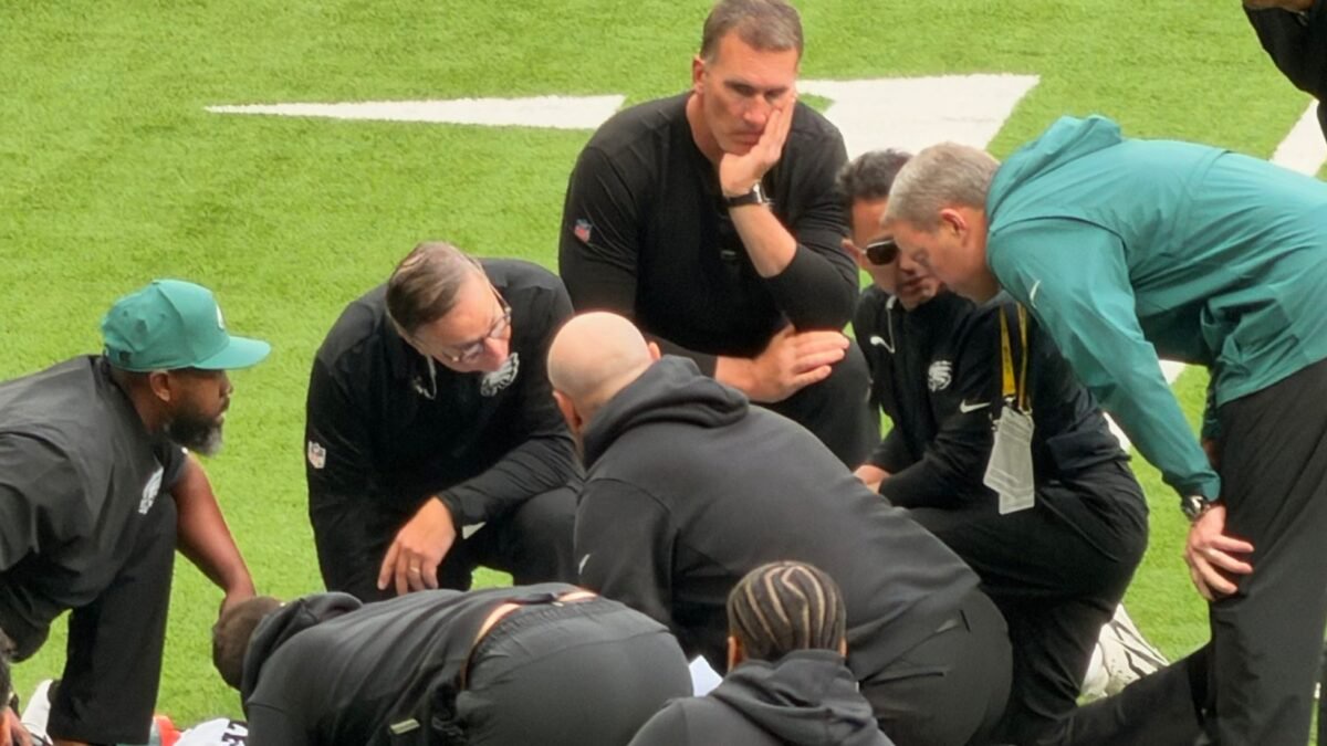 Eagles Superstar Suffers Gruesome Knee Injury — Visibly Concerned Trainers Look On In Horror [VIDEOS]