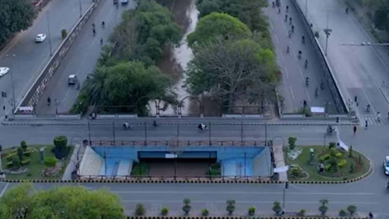 Over 56,000 vehicles cross Lahore’s Mall Chowk in one hour, survey finds