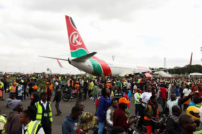 A Plane Full of Passengers Makes Emergency Landing After 2 Pilots Start Fighting Mid-Air