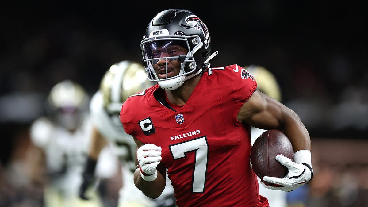 Falcons turn primetime doubters into believers behind Bijan Robinson’s back-to-back masterpieces