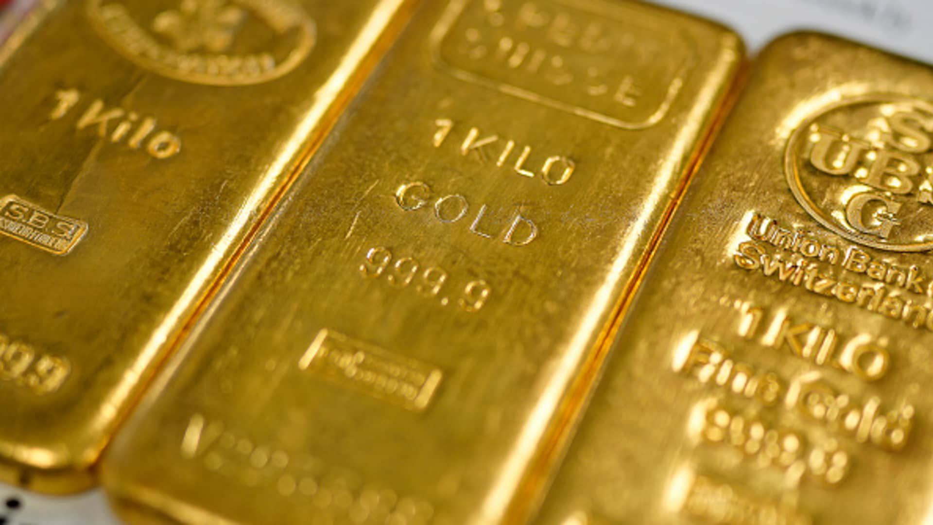Gold inches lower as firmer dollar, higher yields weigh