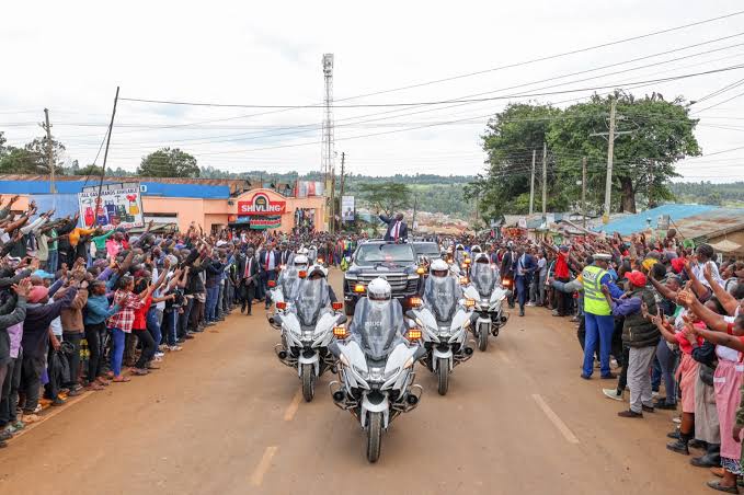 Locals Almost Block Ruto’s Convoy as Hundreds Line Up Eldoret Streets To Catch Glimpse of Him~Video
