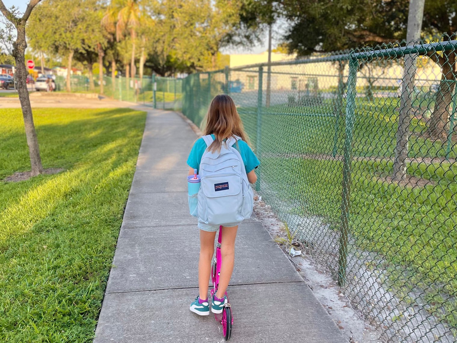 I’m a French mom with a child in an American school. I like the school spirit, the shorter days, and the less rigid approach.