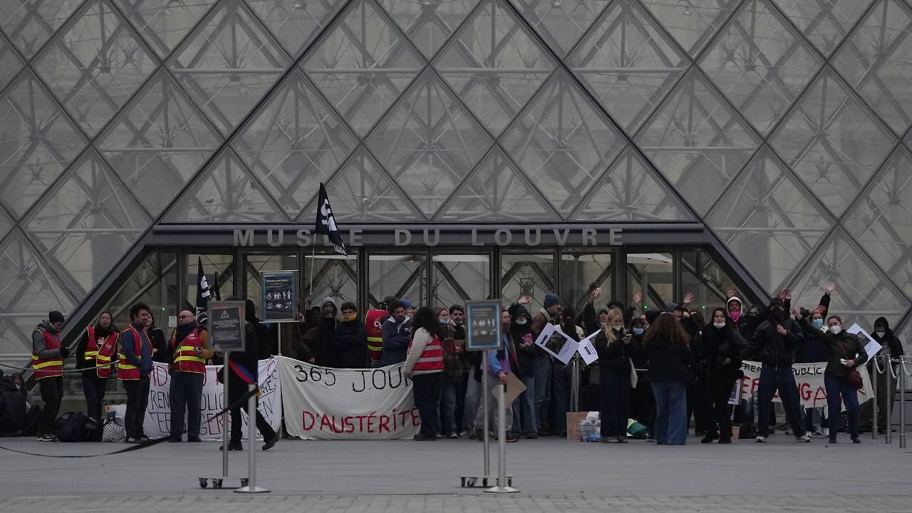 Louvre Shut, Curfews Imposed as France Battles Protest Fury