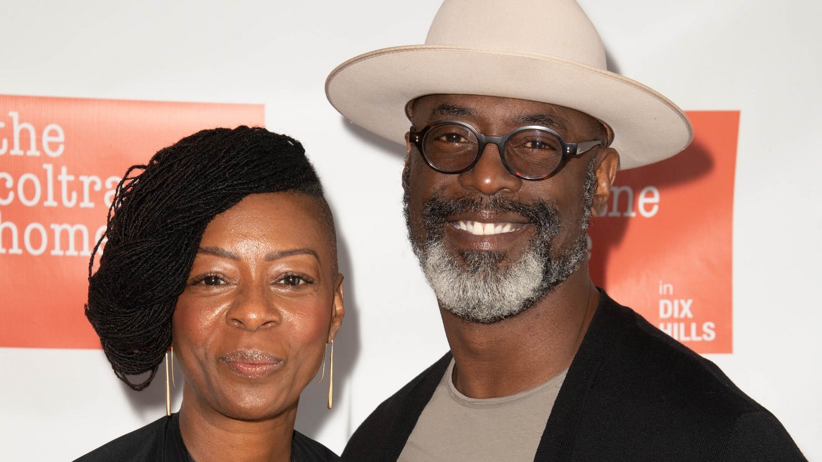Isaiah Washington annonce la mort de sa femme un an plus tard : “Elle s’est soudainement effondrée le 31 mai 2025 et est décédée le 9 juin 2025”