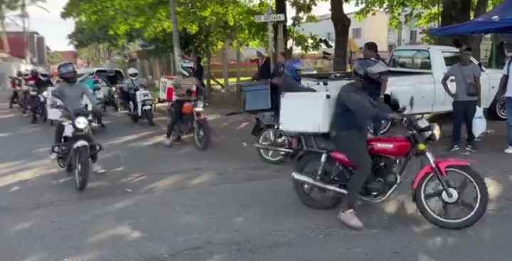 Watch: durban takes notice as scooter delivery riders join e-hailing drivers in a major motorcade