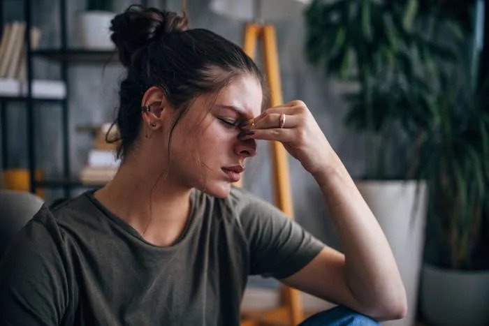 Doctors Are Explaining How This Viral Headache Claw Clip Hack Really Works
