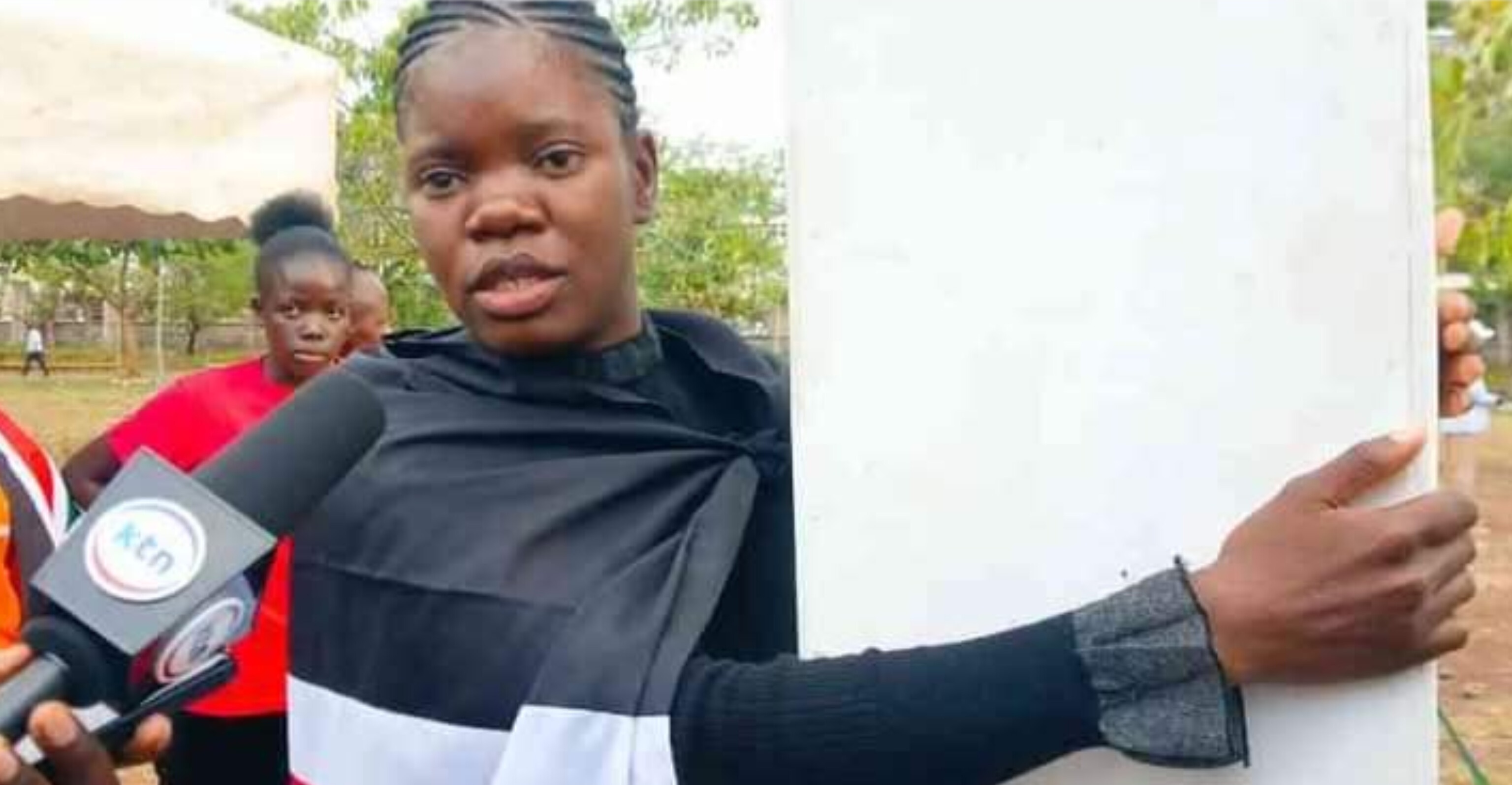 Kisumu Woman Begins 72-Hour Pillar-Hugging Challenge in Memory of Raila Odinga