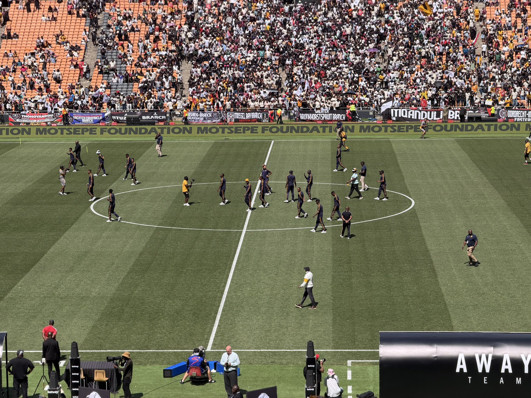 Kaizer Chiefs Make Several Selection Calls as Da Cruz Names Starting XI