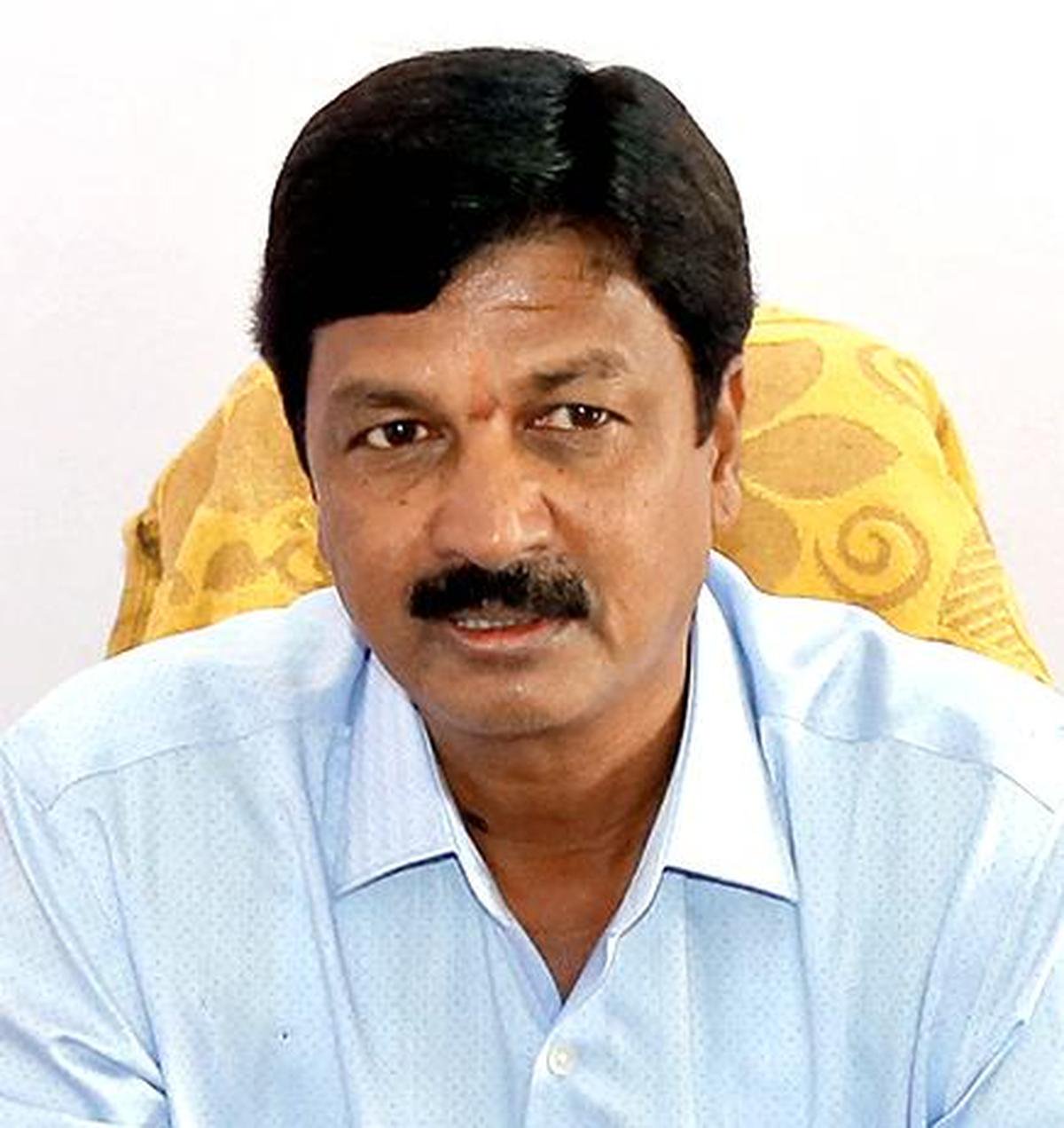 Ramesh Jarkiholi calls on Siddaramaiah