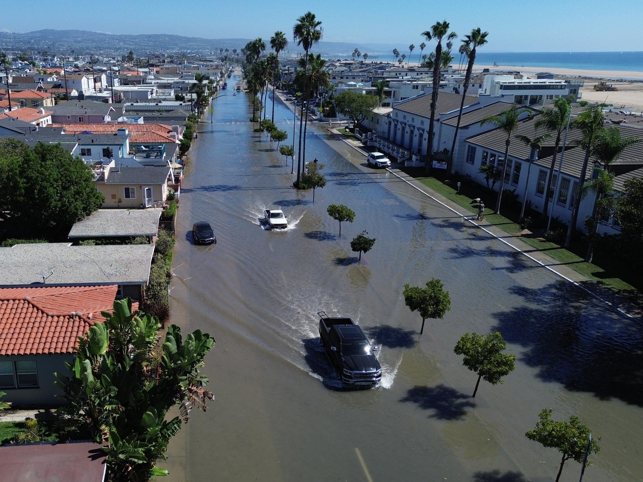 SoCal authorities issue urgent order as flooding overwhelms picturesque beach town