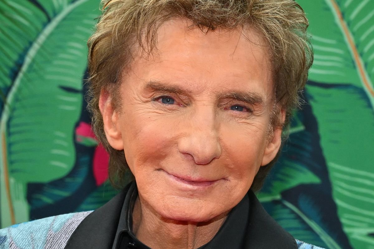 Fears for Barry Manilow, 83, as health diagnosis revealed after he walked off stage