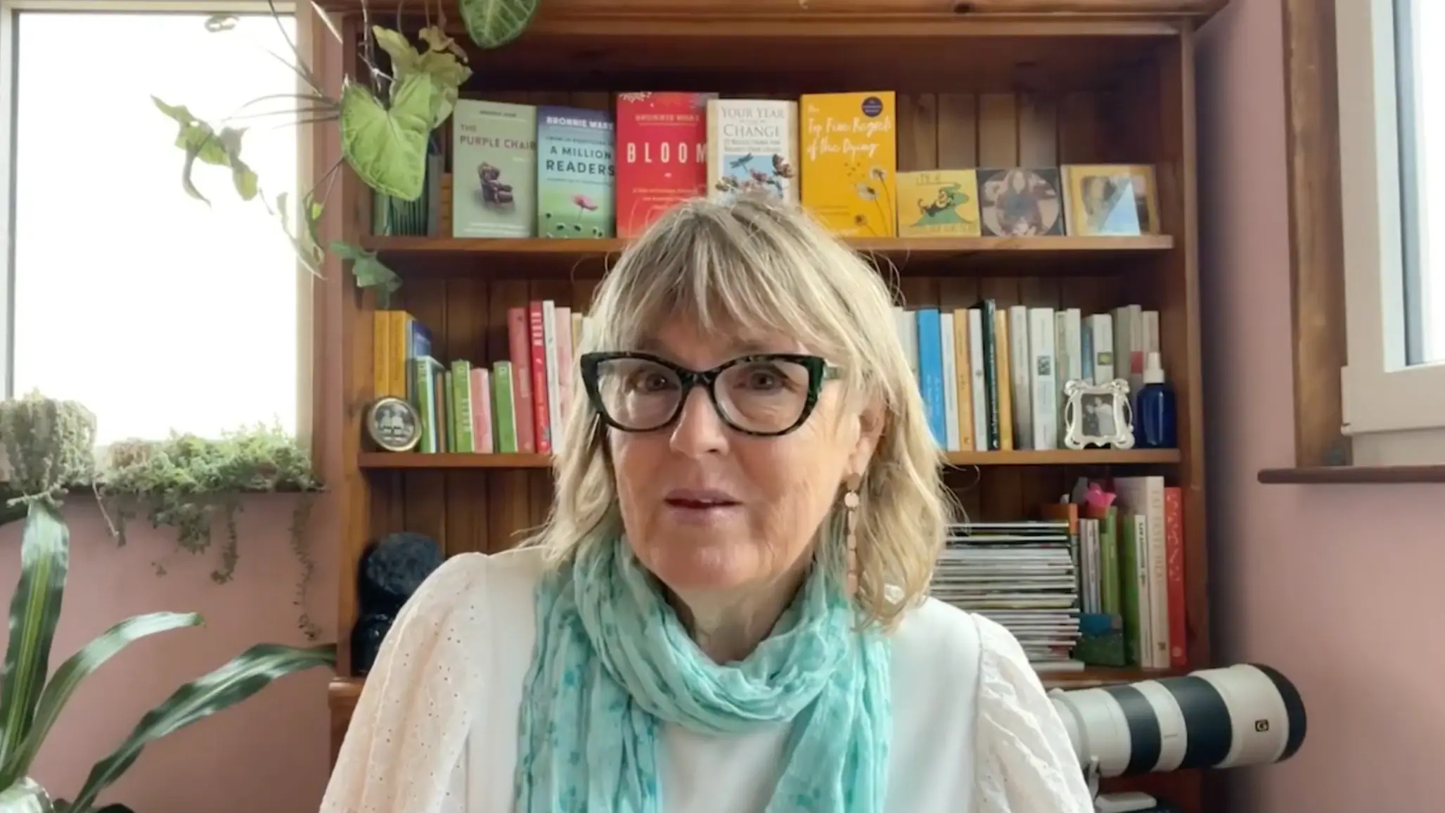 Woman who spent 8 years working in palliative care reveals the 5 regrets people have when they die