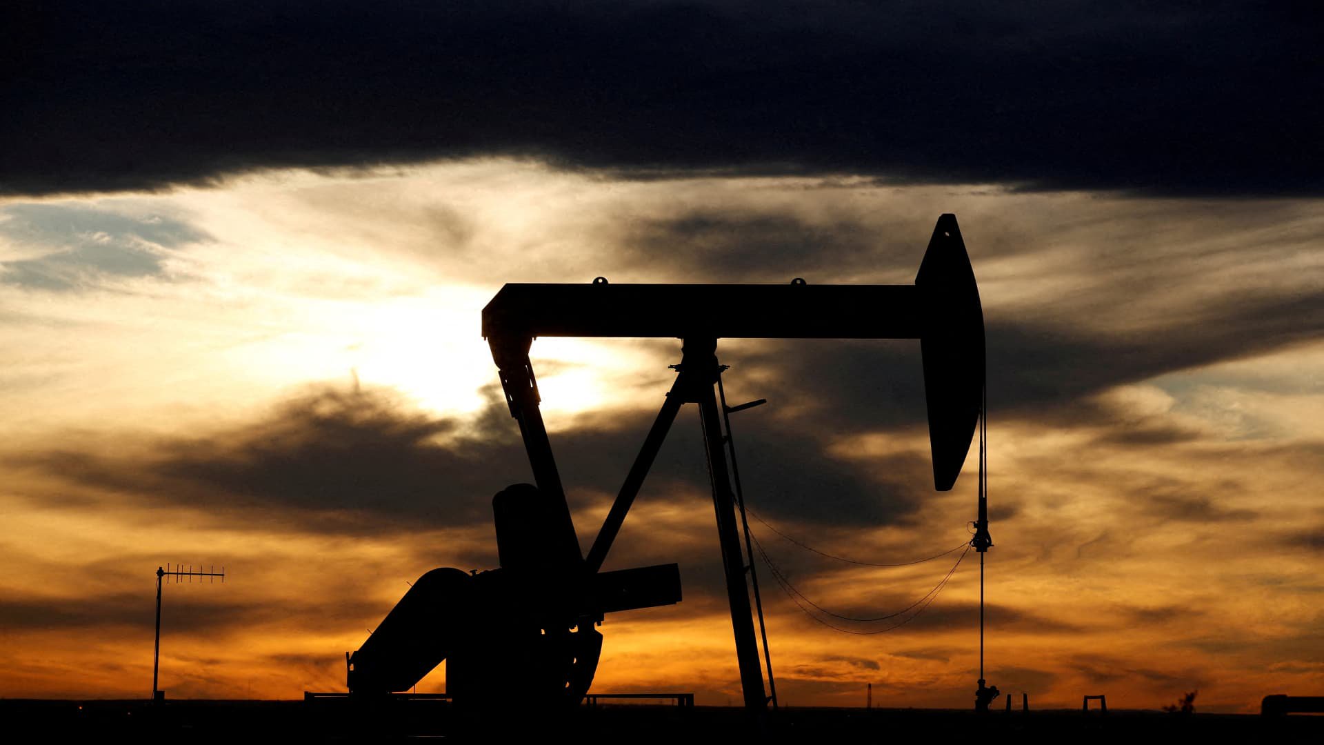 Oil slips as Middle East crude exports rise, G7 to release stocks