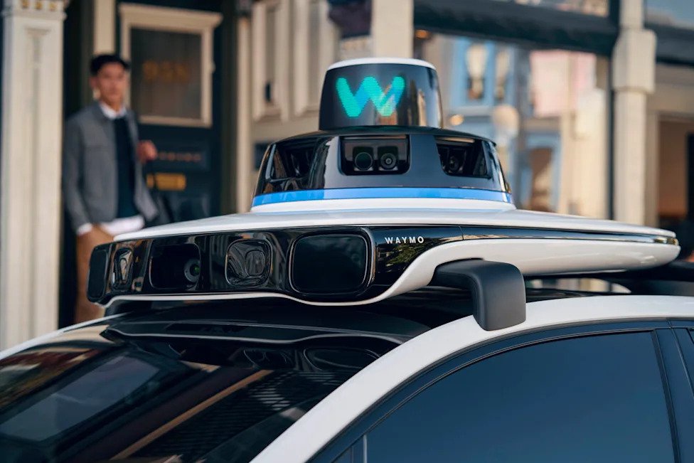 Waymo Drives Into Oncoming Traffic in Tampa as Passengers Panic: ‘Thought We Were Done for a Second’