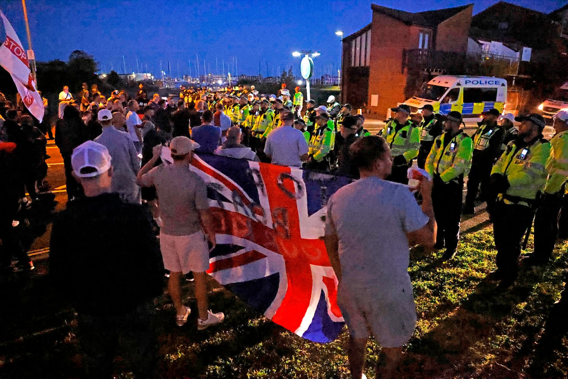 Far-right protestors clash with police as 140 migrants arrive on a single dingy