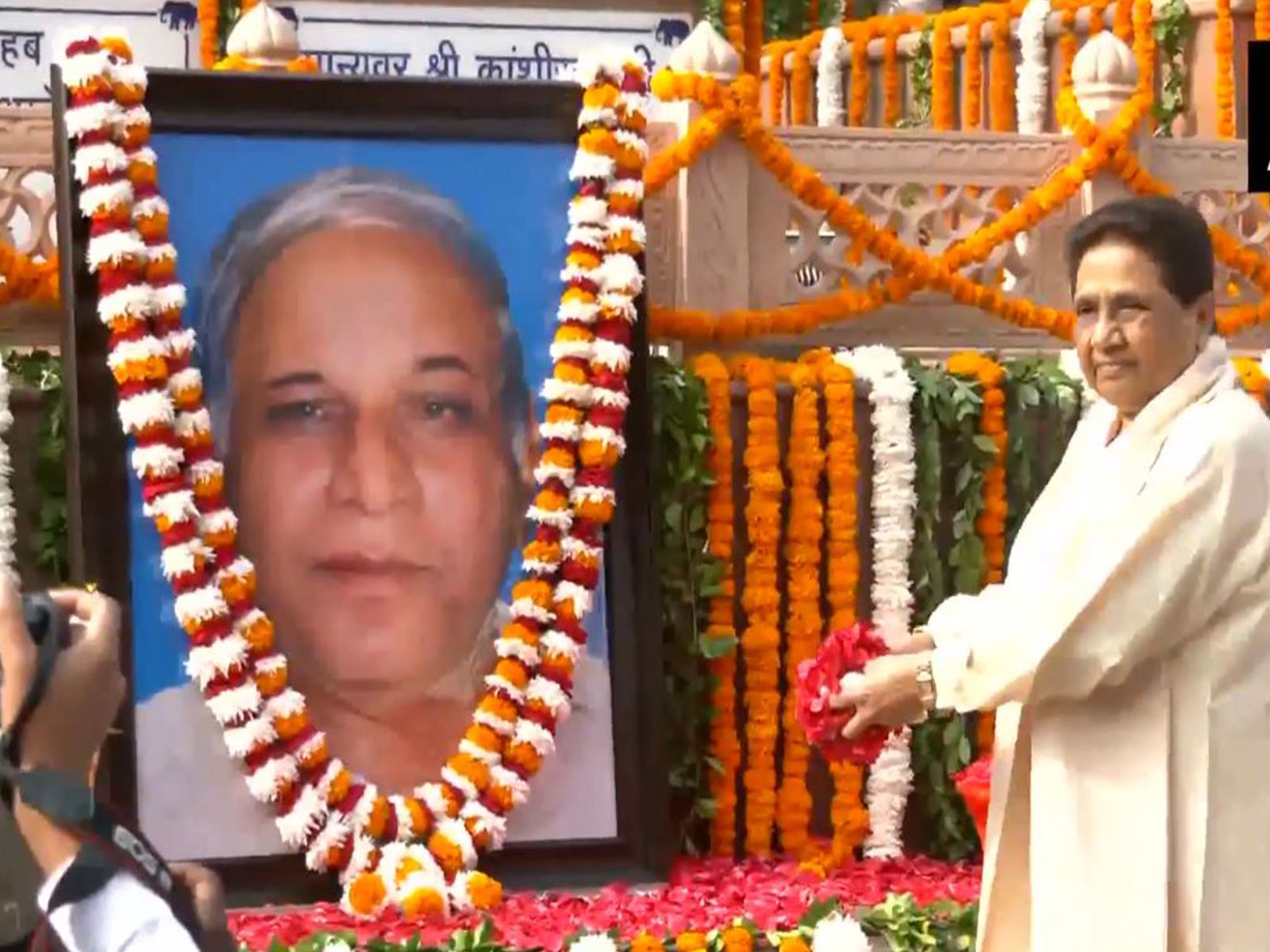 Mayawati pays tribute to Kanshi Ram on 20th death anniversary