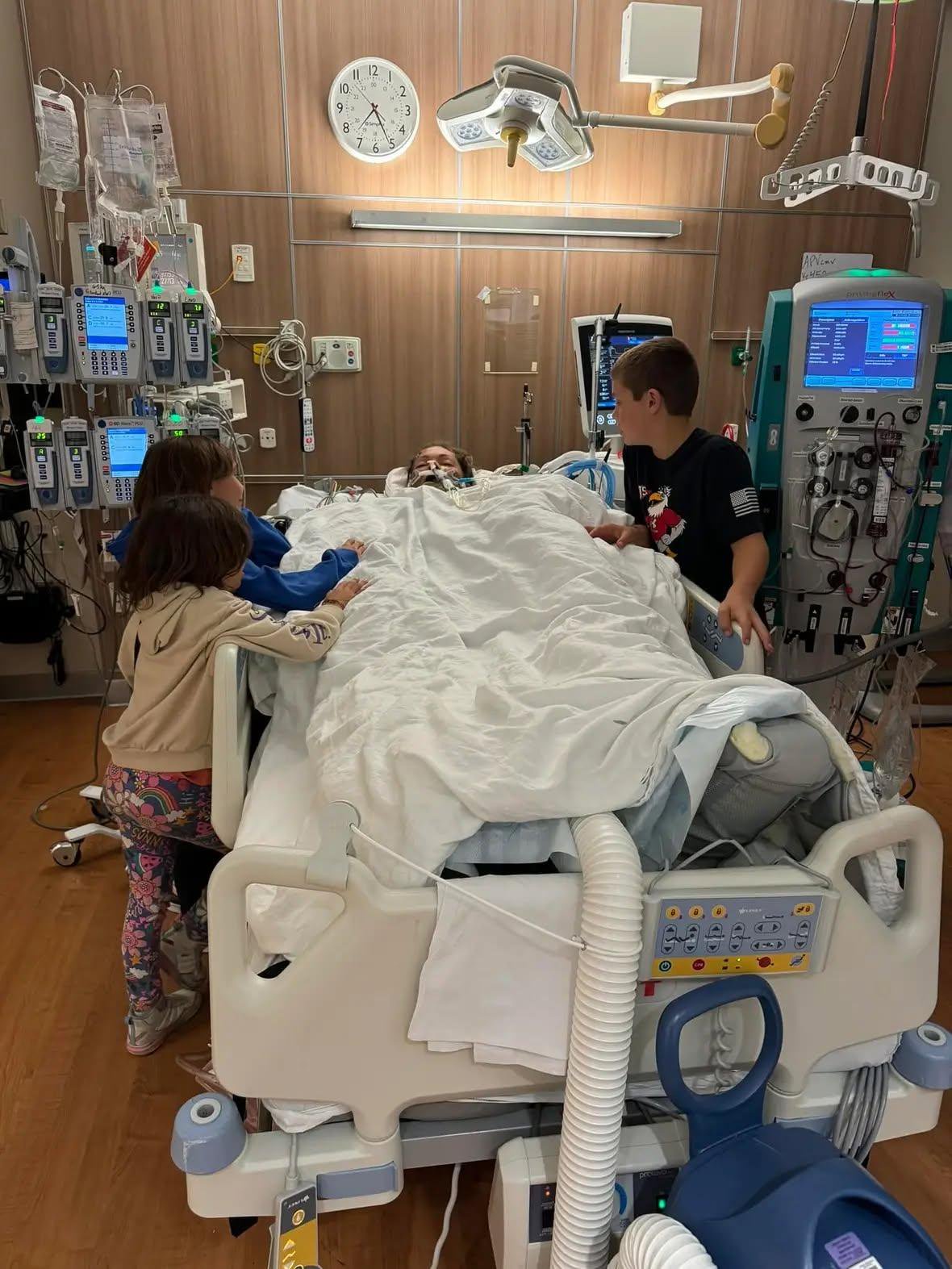 West Coast mom of six loses both legs, hand after doctors ignored her complaints: bombshell lawsuit