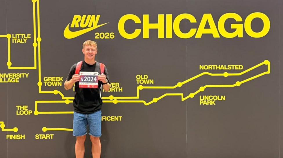 Hundreds in Chicago cheer on lone marathon runner
