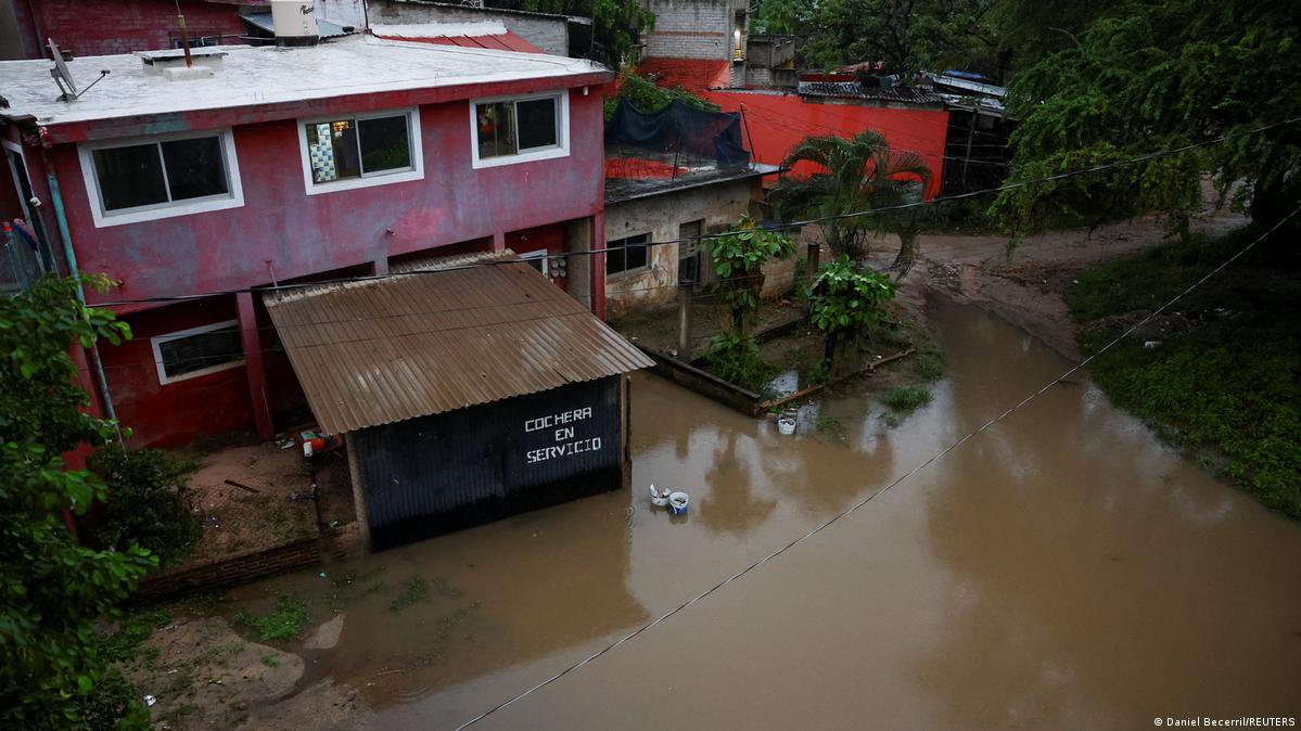 Hurricane Simon batters Mexico’s Pacific Coast