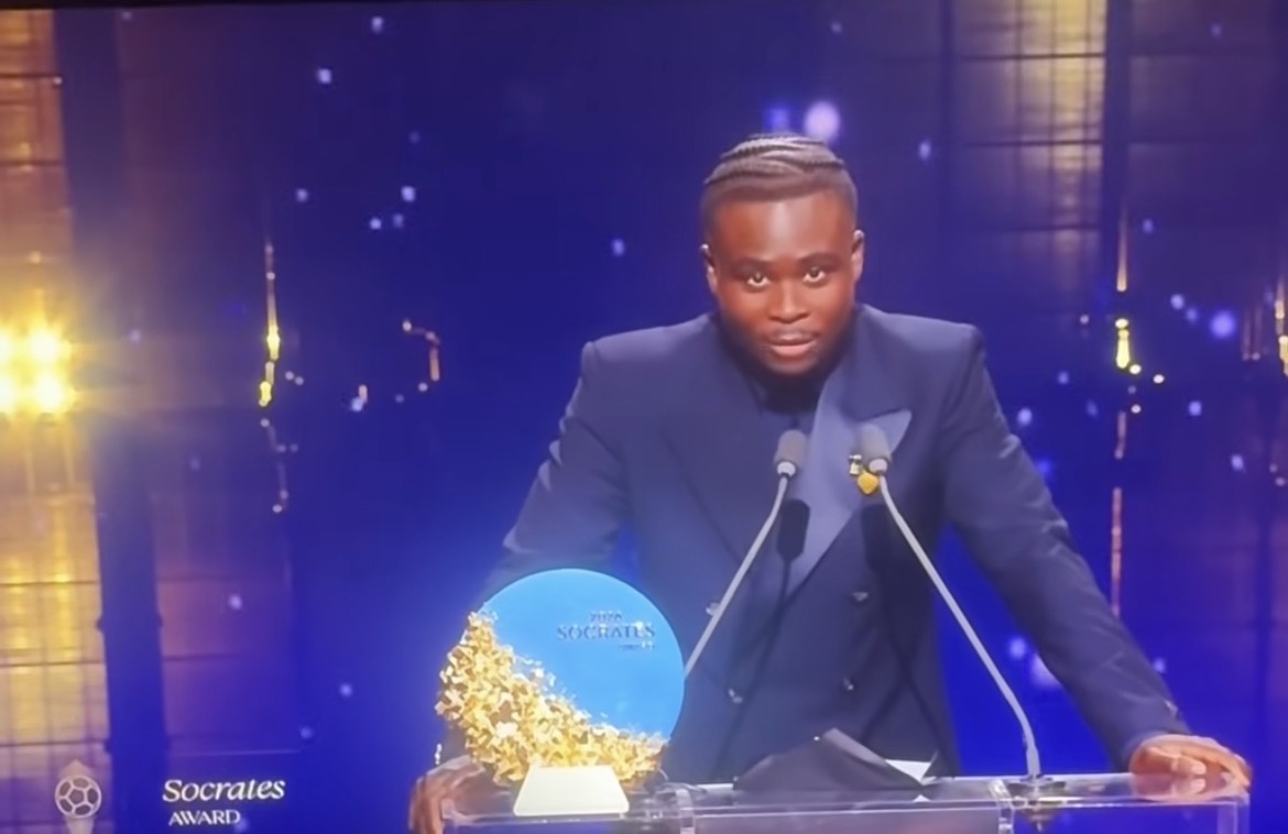 Burna Boy Presents Sócrates Award to Bukayo Saka at Ballon d’Or Ceremony