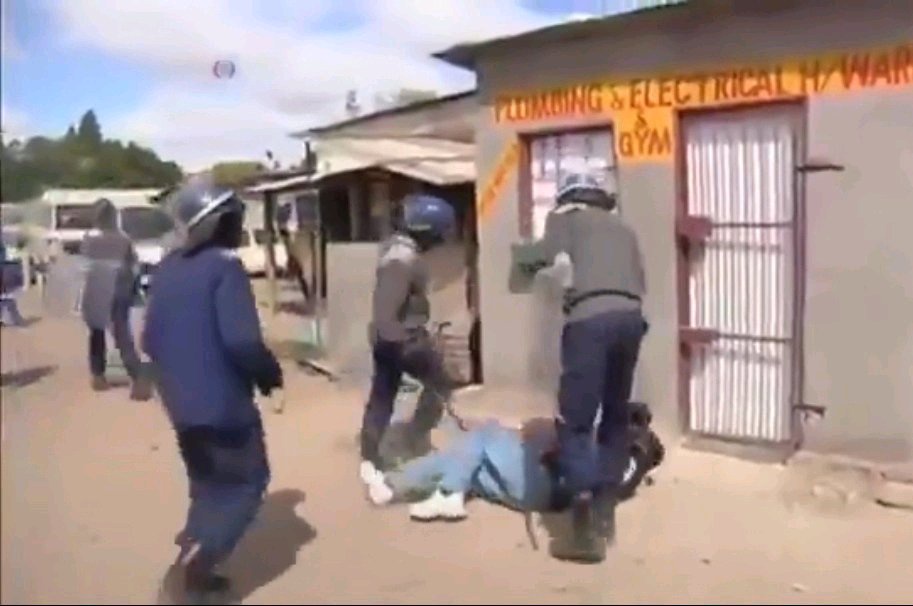 Zimbabwean Police Allegedly Beating People Sparks Debate Over Treatment of Zimbabweans in SA
