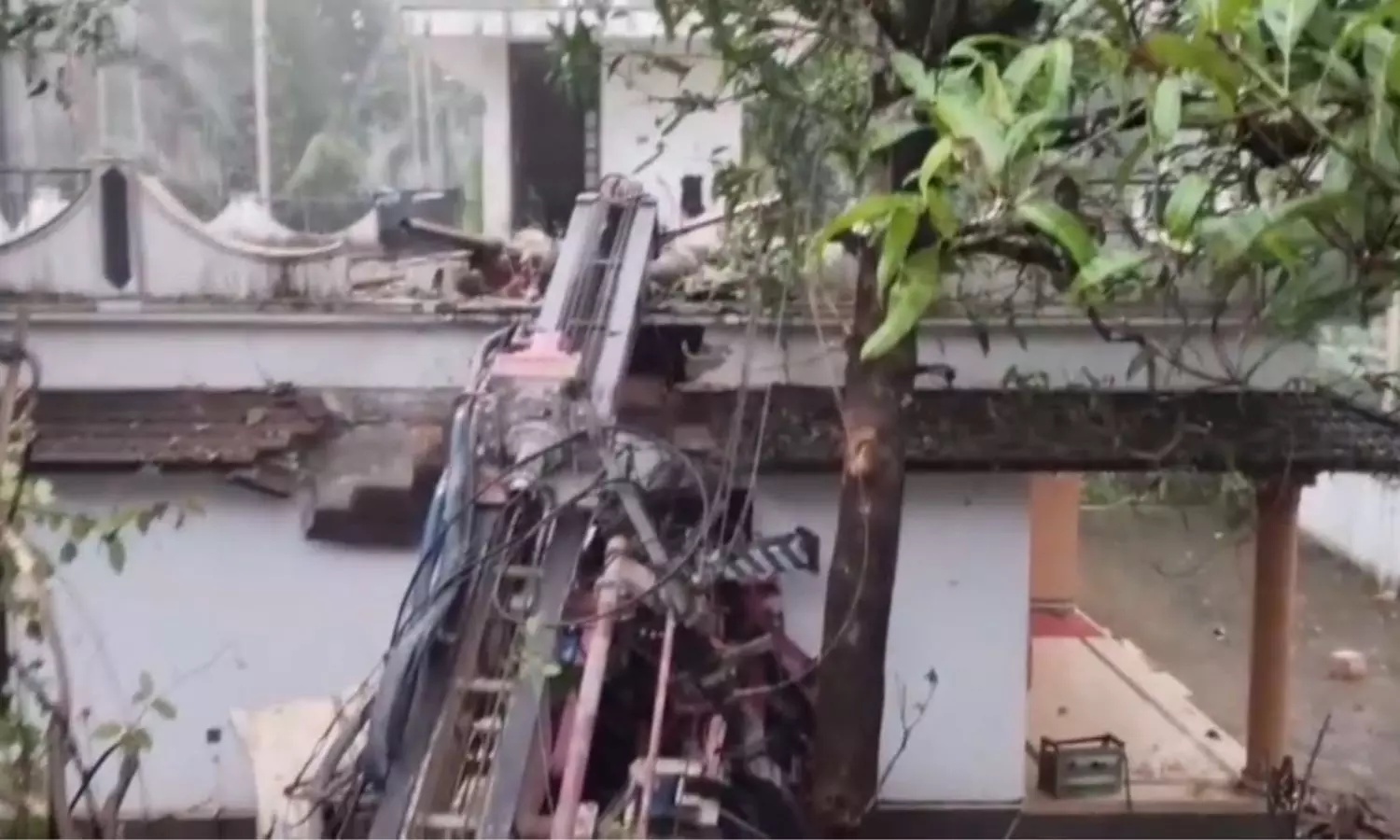 Two Migrant Workers Killed As Borewell Rig Overturns Onto House in Keralam