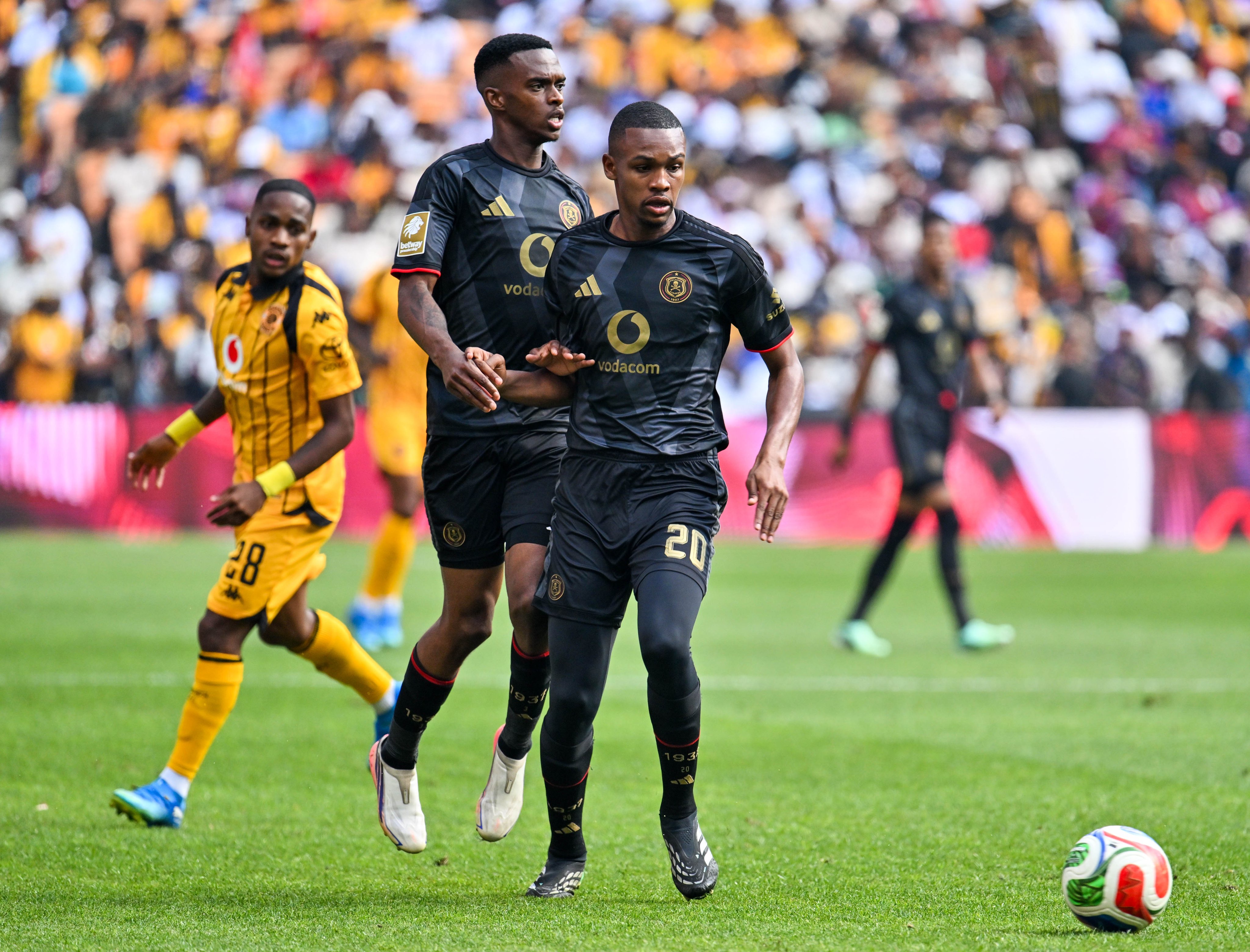 Orlando Pirates and Kaizer Chiefs Share First-Half Goals as Soweto Derby Remains Level at 1-1
