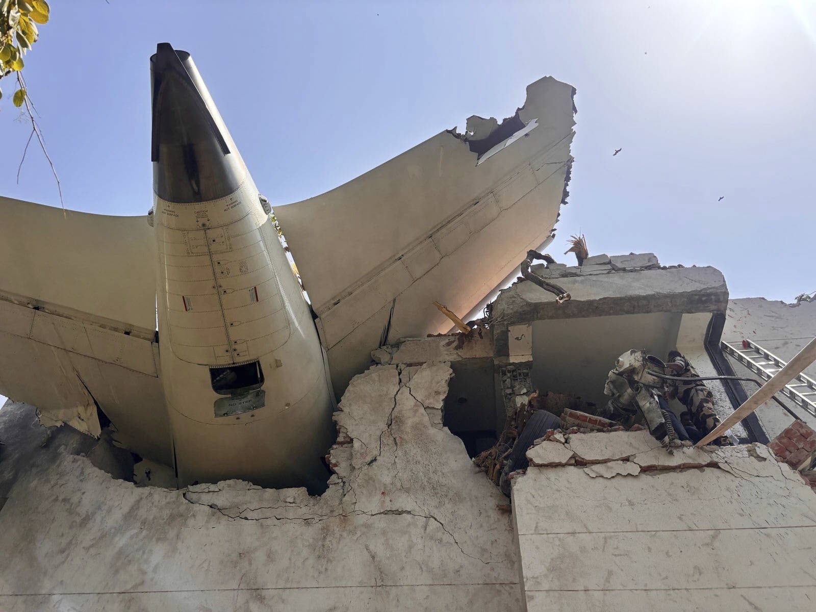 un avion s’écrase, ils périssent