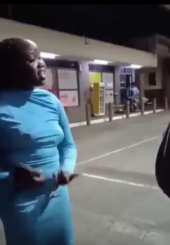 “Wacha Wapigwe” Viral Video of Kenyan Woman Seen Fighting Nigerian Boyfriend in Mombasa Road Drama