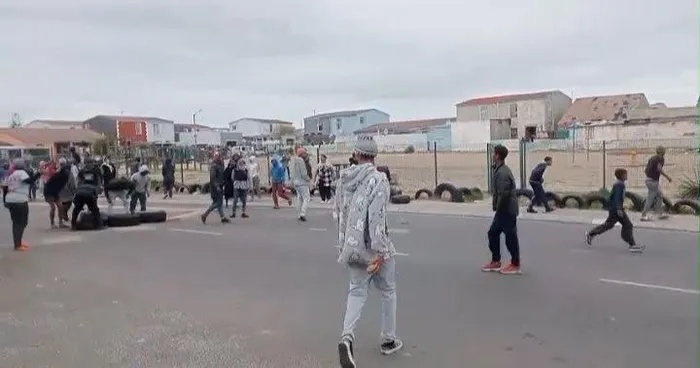 TAFELSIG IN TURMOIL – Mob fury as gemeenskap confront suspected killer over burnt body