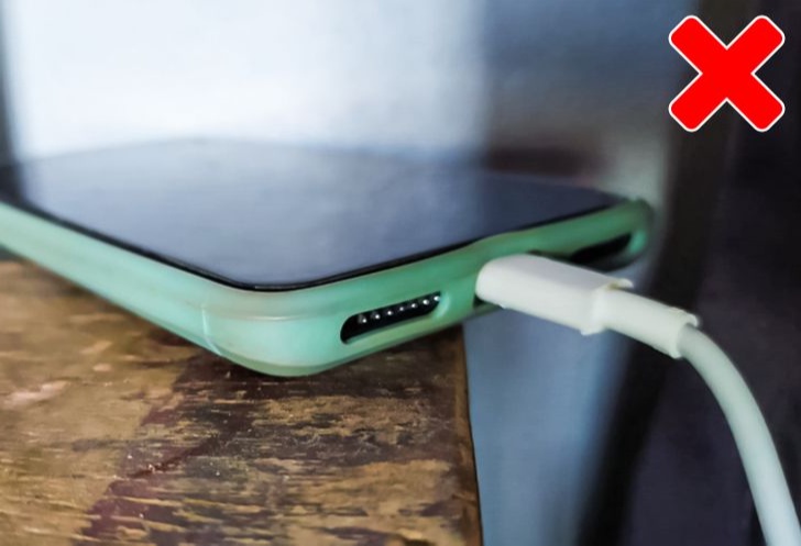 Stop Doing These 7 Things When You Charge Your Phone