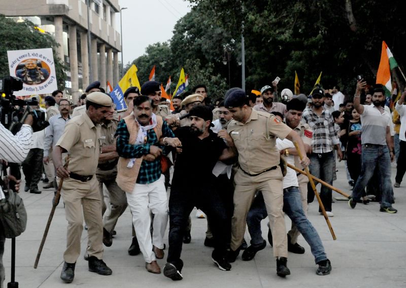 AAP leaders march to DC office over ‘vote chori’