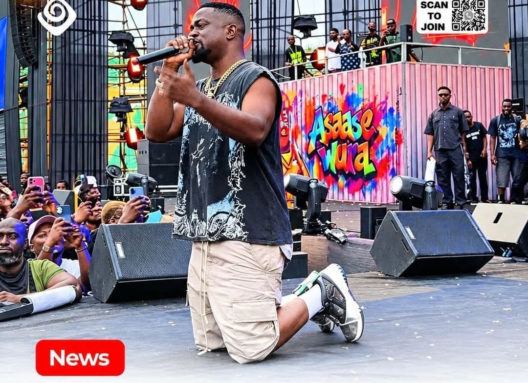 Sarkodie Kneels Before Kumasi Fans to Show Appreciation After Rapperholic 2026