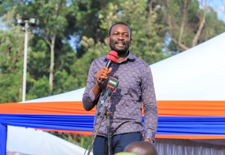 “Mimi Ni Sifuna” – Chaos as MP Ndakwa’s Men Grab Mic, Drag Sifuna Foot Soldier Off Podium in Malava
