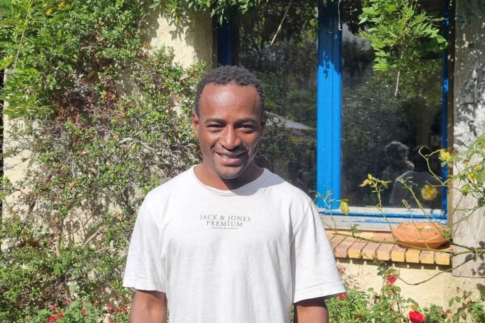 « Je me suis vu mourir » : Vassiriki, menacé d’expulsion, raconte son calvaire de la Côte d’Ivoire à l’Ille-et-Vilaine