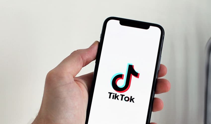 TikTok lets users shop with AI assistant and one-click checkout