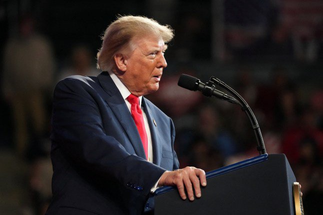 Trump makes unhinged comment about man’s backside at bizarre rally