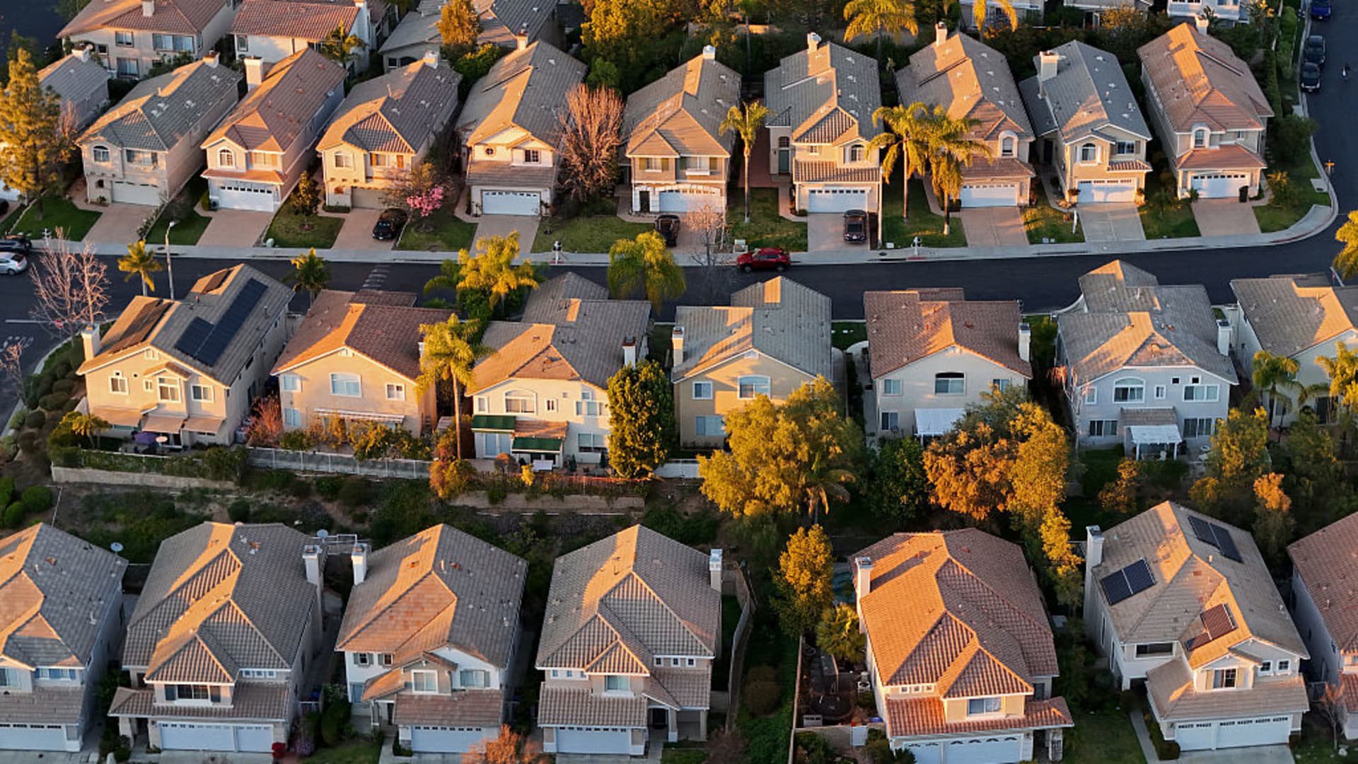 Even more borrowers choose riskier mortgages, as higher interest rates crush affordability