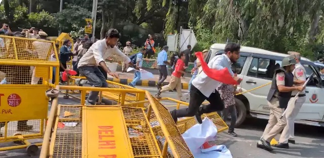 Protesters Brave Barricades, Diversions To Reach Central Delhi