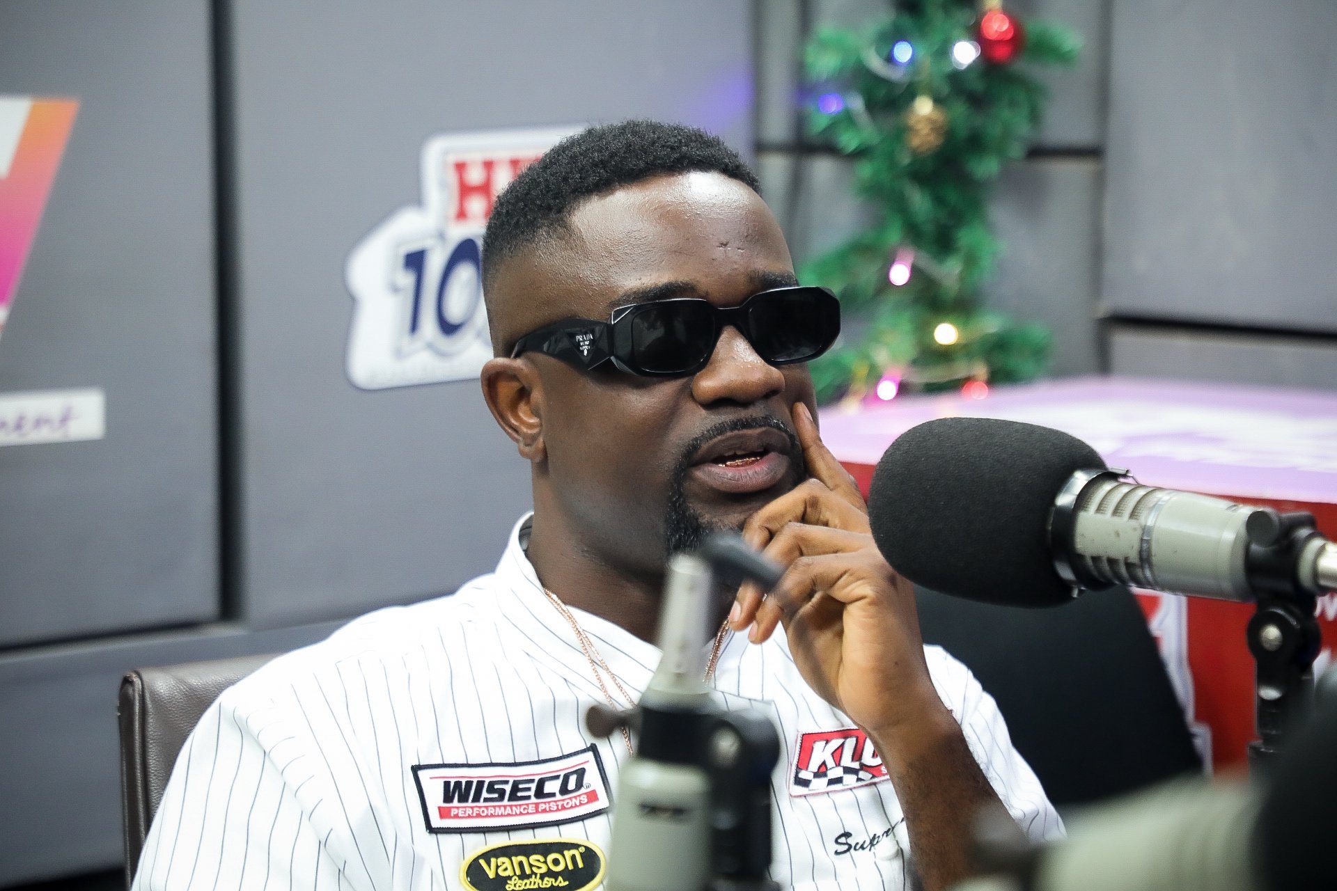 Sarkodie recounts shocking fan encounter after accident with Amakye Dede