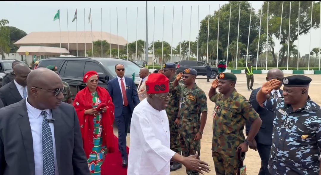 FACT CHECK: Video of Tinubu Shaking Dignitaries With Left Hand Is fake