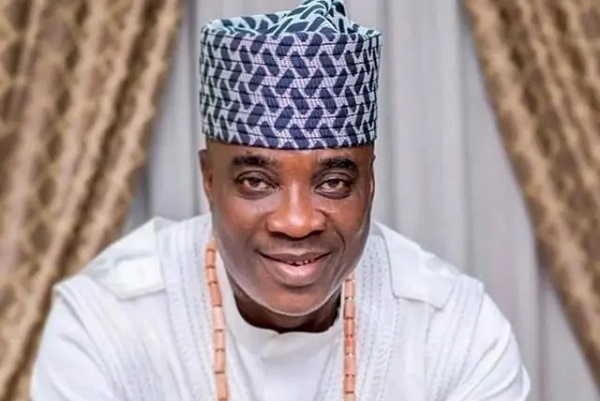 VIDEO: KWAM 1 hands daughter to Hamzat over Lagos Assembly ambition